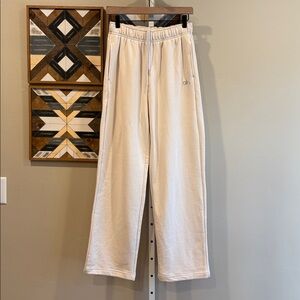 ALO Yoga Accolade Straight Leg Sweatpant Cream XXS Like New
